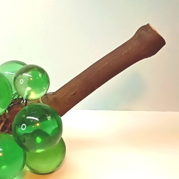 ☀️ Vintage large Mid-Century Modern green lucite grapes. - Picture 4 of 7